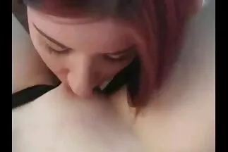 A természetben egy fa alatt egy srác hátulról hozzátapadt amator hazi videok a barátnőjéhez, és mélyen beledugta a punciját.