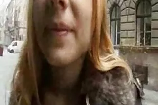 A mostohaapa megduzza amatőr puncik barna mostohalányát az autóban, és hosszú farkával orgazmusra viszi.