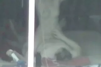 A srác erőszakos amatör szexvideok szexet él egy fiatal hölggyel.