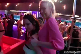 A vörös hajú feleség, miközben férje egy ingyenes amatőr szex videók másik szobában van, éppen a folyosón csalja meg a szeretőjével.