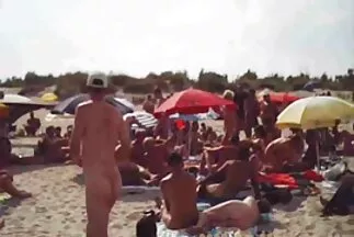 A tetovált amatör sex videok anya leült anális lyukával egy fiatal vastag falloszra.