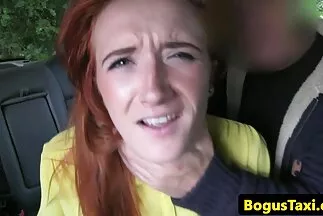 Egy amatör pornó fiú megbasz egy sovány balerinát egy balettkamra közelében próba közben.