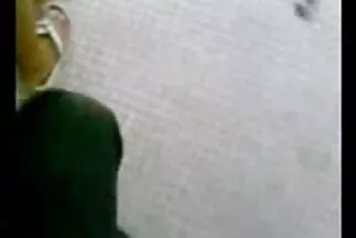 A barna felemelte a lábát egy igazi faszra amatorsexvideok egy kopasz sráccal a természetben.