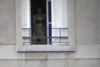 Egy amatőr milfek húszéves lány beleesett egy nagy faszú fekete faszba.