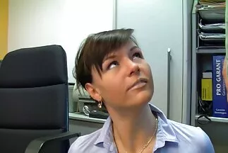 Két fiatal magyarul beszelo sex videok barna első személyben készített pornót egy közös barátjának.