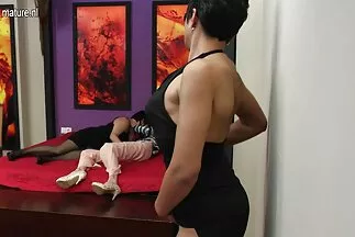 Két nagy mellű ribanc csoportos pornófilmet készített orgazmussal ingyen amatőrsex egy srácnak.