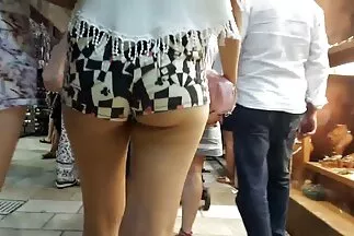 Az orvos és asszisztense csoportos amatör szexvideok szexet szerveztek egy fiatal lánynak a recepción.