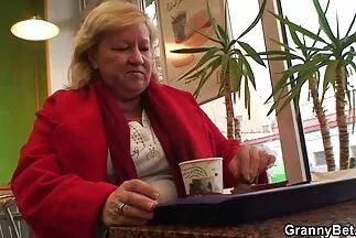 A harisnyás szépség a barátja televert puncik farkán ül és orgazmust kap.