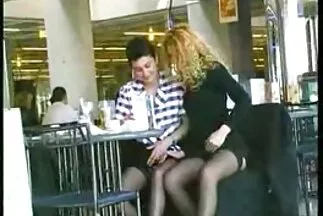 Leszbikusok nagy mellekkel az ágyon szarták egymást, hogy orgazmust szerezzenek. amatőr szexfilmek