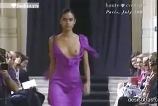 Egy kopasz fickó egy vékony barátnőjével ingyen amatőrsex szerelmeskedni kezd.