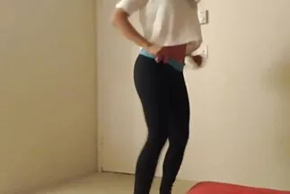 A szerető amatőr pornó videó szőke barátnő kutyus stílusban pofázik.