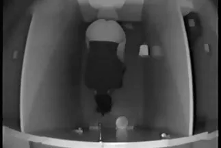 A nővér forró csók közben széttárja a lábát szexre egy kövér picsák barnával.