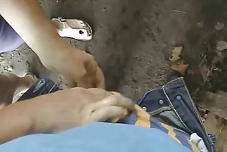 Egy nővér fekete harisnyában szívja egy másik beteg házi sex videok farkát.
