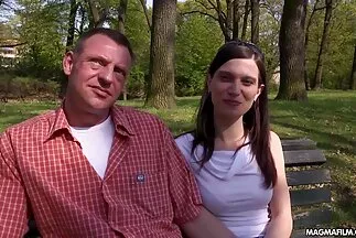 Egy fiatal lányt, aki rákpózban áll, kibasznak amatör szeksz házi pornóért