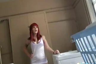 Egy férfi megbasz egy ázsiait egy borostás punciban, és spermát önt a házi sex videok bokorba.