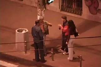 A srác torkán dugja a duci csajok sex barna nőt, és elviszi az orgazmusig.