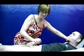 A szexi barna egy egészséges néger ingyen amatőr szexfilm egyik tagját szolgálta ki.