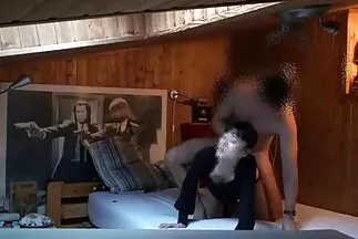 A tetovált, sötét hajú szépség amator maszti a végtelenségig a fiú farkán akar mászni.